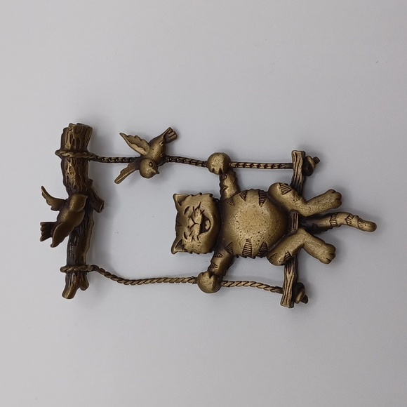 J Jonette Jewelry - JJ Swinging Cat Brooch